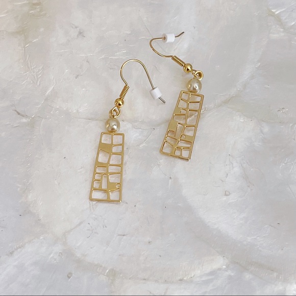 Gold Tone Asymmetrical Cutout Faux Pearl Dangle Earrings Elegant - Picture 5 of 11